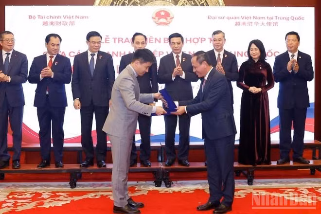 Ông Lê Hồng Hà, Tổng giám đốc Vietnam Airlines, trao biên bản ghi nhớ với ông Hu Yangyang, Chủ tịch Beijing Shuozoujiuzou Technology Co., Ltd.