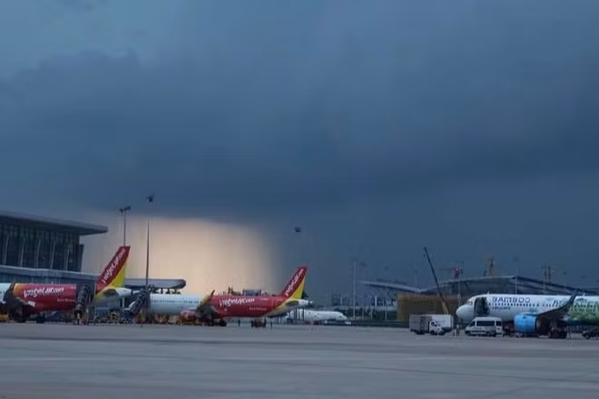 Mưa dông lớn khiến nhiều chuyến bay ở khu vực phía bắc bị ảnh hưởng.