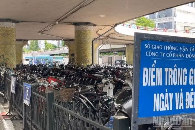 Một bãi trông giữ xe dưới gầm cầu tại Hà Nội.