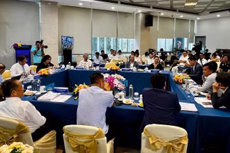 Các đại biểu trao đổi tại hội thảo.