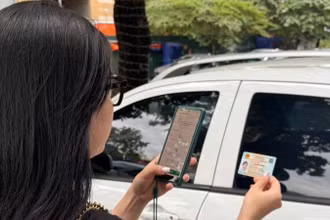 Cục Đường bộ Việt Nam yêu cầu các nhà cung cấp dịch vụ tập trung huy động, bố trí nhân lực giải đáp các vướng mắc và hỗ trợ các chủ phương tiện chuyển đổi tài khoản thu phí sang tài khoản giao thông.