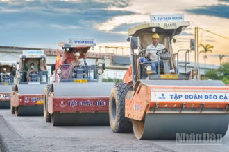 Tập đoàn Đèo Cả cùng liên danh tập trung tối đa nhân sự và thiết bị, tập kết vật tư, hoàn thiện các hạng mục để thông xe 10km cuối tuyến trong dịp 19/8.