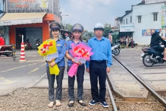 Đại diện lãnh đạo Công ty cổ phần Đường sắt Sài Gòn động viên, khen thưởng hai nhân viên gác chắn.