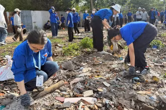 Sinh viên Đại học Tài nguyên và Môi trường Thành phố Hồ Chí Minh nhặt rác góp phần bảo vệ môi trường. 