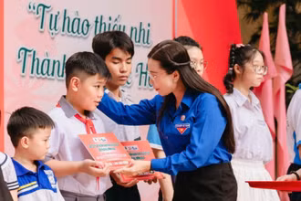 Lãnh đạo Trung ương đoàn tặng quà cho các em học sinh. (Ảnh: CTV)