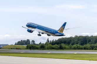 Chuyến bay VN158 ngày 16/6 của hãng hàng không Vietnam Airlines hành trình từ Đà Nẵng đi Hà Nội đã phải chuyển hướng hạ cánh xuống sân bay Phú Bài (Huế) để kịp thời cấp cứu một nữ hành khách gặp vấn đề sức khỏe. (Ảnh minh họa)