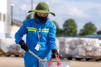 Nhân viên Đội môi trường khu bay thu gom vật ngoại lai.
