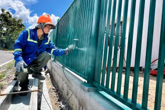 Công nhân sơn tường rào tại dự án ngăn triều Tân Thuận.