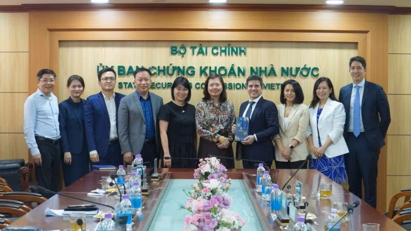 Đại diện của UBCKNN và FTSE Russell chụp ảnh lưu niệm (Ảnh: UBCKNN)