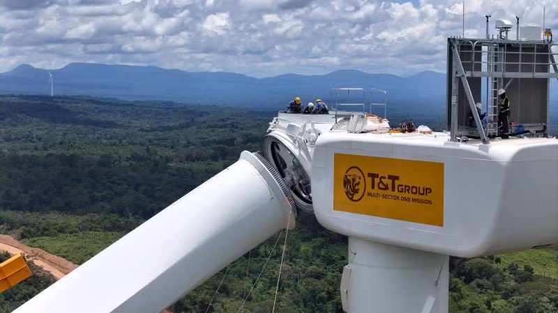 Các kỹ sư đang lắp đặt cánh tuabin gió trên công trường xây dựng Nhà máy điện Savan 1 tại Lào. (Ảnh: T&T Group)