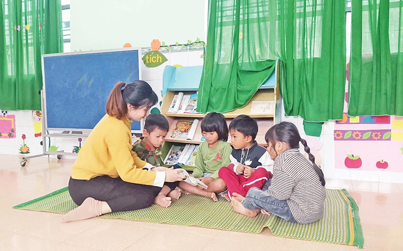 Từ khi có điện lưới quốc gia, việc học của các em học sinh Canh Giao đã thuận lợi hơn rất nhiều so với trước đây.