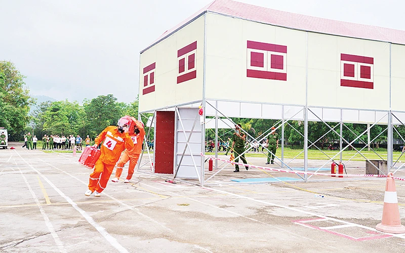 Các đội tham gia phần thi thực hành chữa cháy, cứu người, di chuyển tài sản. (Ảnh TRUNG NGHĨA)