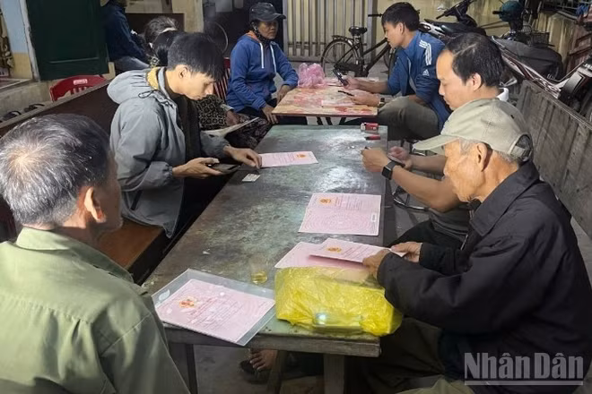 Việc thu thập dữ liệu đất đai tại tỉnh Hưng Yên được nhiều xã, phường thực hiện khẩn trương trong các buổi tối.