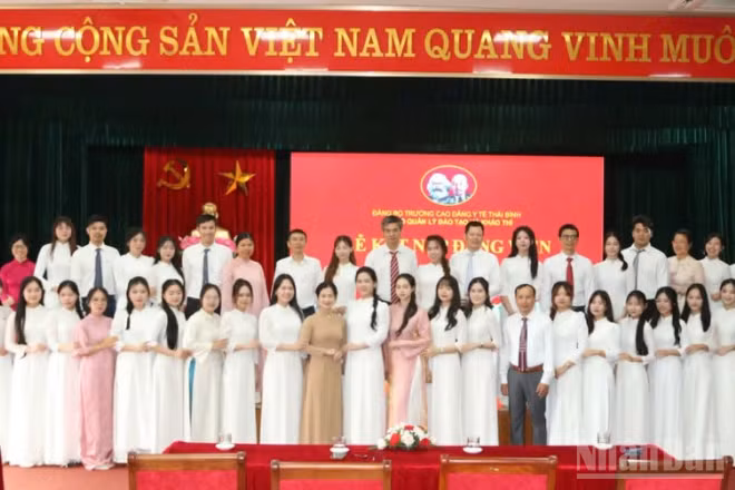 29 sinh viên ưu tú Trường cao đẳng Y tế Thái Bình vinh dự kết nạp Đảng dịp sinh nhật Bác.