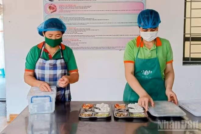 Chế biến suất ăn bán trú tại Trường tiểu học Hoàng Diệu (phường Trà Lý, tỉnh Hưng Yên).