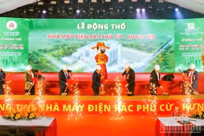 Các đại biểu thực hiện nghi thức động thổ dự án.