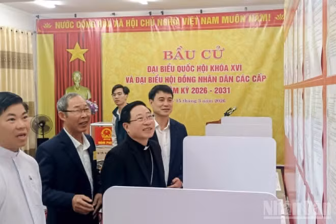 Giám mục Đặng Văn Cầu (thứ 3 từ trái sang) cùng chính quyền địa phương xem tiểu sử tóm tắt người ứng cử đại biểu Quốc hội; đại biểu Hội đồng nhân dân tỉnh Hưng Yên và đại biểu Hội đồng nhân dân phường Thái Bình.