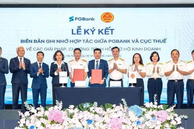 Lãnh đạo Cục Thuế và Ngân hàng PGBank thực hiện nghi lễ ký kết.