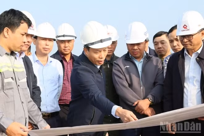 Lãnh đạo tỉnh Hưng Yên kiểm tra việc triển khai tuyến đường tại thực địa.