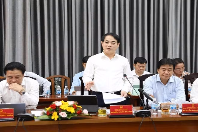 Đồng chí Nghiêm Xuân Thành, Ủy viên Ban Chấp hành Trung ương Đảng, Bí thư Tỉnh ủy Khánh Hòa phát biểu tại buổi làm việc. 