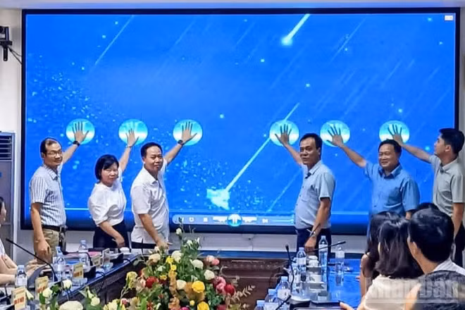 Nghi thức bấm nút khai trương thực hiện bệnh án điện tử tại Bệnh viện Phụ sản Thái Bình (tỉnh Hưng Yên).