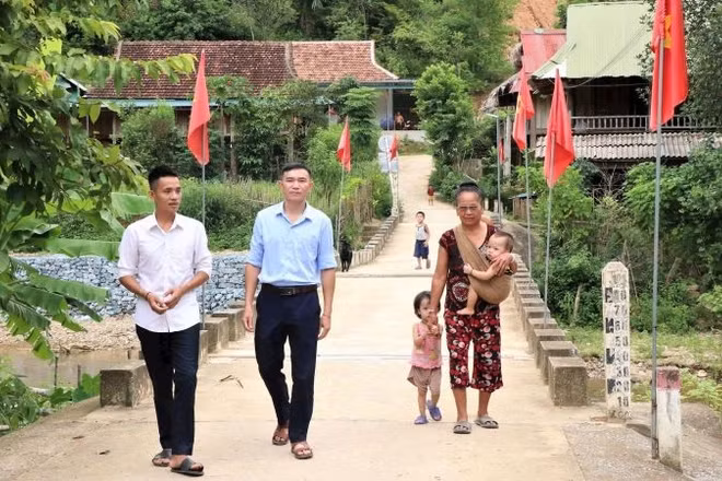 Đồng chí Lô May Phiệt (bên trái) cùng cán bộ xã Yên Na thăm bản Cha Lúm. (Ảnh: TRẦN TRUNG HIẾU)
