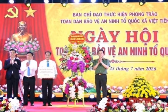Bộ trưởng Lương Tam Quang tặng hoa chúc mừng.