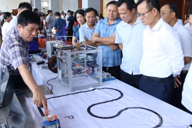 Hội thảo thu hút đông đảo cán bộ quản lý các cơ sở giáo dục trên địa bàn toàn tỉnh Hưng Yên. 