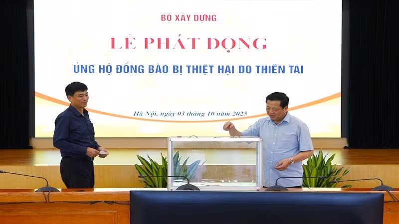 Bộ trưởng Xây dựng Trần Hồng Minh và Thứ trưởng Xây dựng Phạm Minh Hà quyên góp ủng hộ đồng bào bị thiệt hại do thiên tai. (Ảnh: DỊCH PHONG)