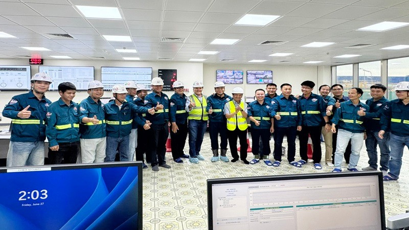 Các cán bộ, kỹ sư mừng thành công phát điện lần đầu Nhà máy nhiệt điện Nhơn Trạch 4. (Ảnh: Lilama) anh-nhon-trach-3.jpg