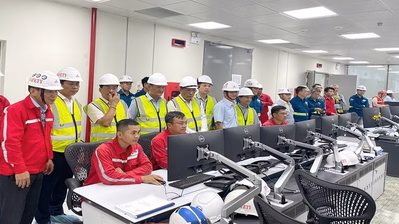 Các cán bộ kỹ sư triển khai công tác hòa lưới điện lần đầu Nhà máy nhiệt điện Nhơn Trạch 4. (Ảnh: Lilama)