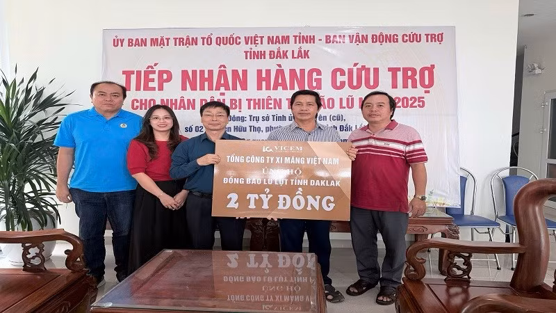 Lãnh đạo VICEM trao quà ủng hộ nhân dân tỉnh Đắk Lắk. (Ảnh: Duy Mạnh)