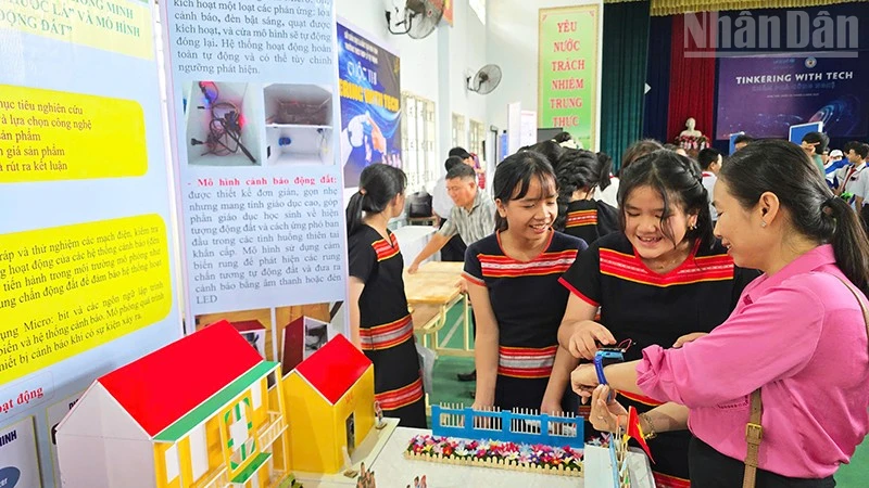 Đại biểu trải nghiệm các sản phẩm của học sinh Trường tiểu học-trung học cơ sở Đăk Dục.