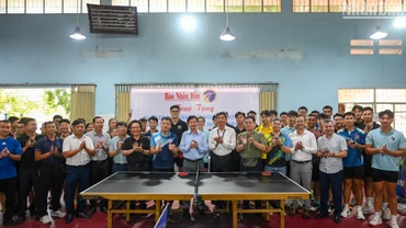 Ban Tổ chức Giải vô địch bóng bàn quốc gia Báo Nhân Dân trao tặng bàn bóng bàn cho Trường đại học Thể dục Thể thao Đà Nẵng. 