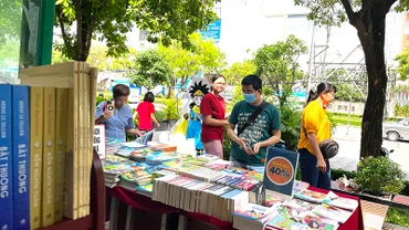 Bạn đọc tìm sách mới tại Đường sách thành phố Thủ Đức.