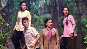 Cảnh trong vở cải lương "Người ven đô".