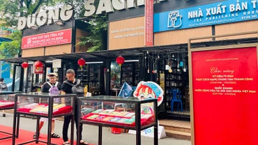 Trưng bày sách chủ đề Quốc khánh 2/9 tại Đường Sách Thành phố Hồ Chí Minh.