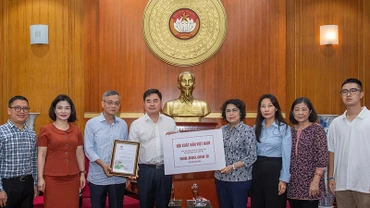 Hội Xuất bản Việt Nam trao 500 triệu đồng cho Ủy ban Trung ương Mặt trận Tổ quốc Việt Nam.