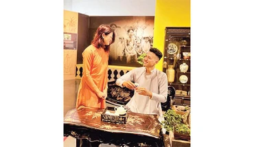 Giới trẻ đến với các khu trưng bày tại Bảo tàng Hà Nội.