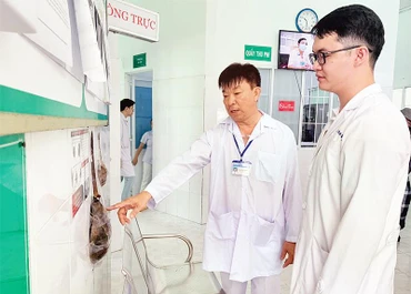 Bác sĩ Luân Thanh Trường giới thiệu trạm y tế với các bác sĩ trẻ luân phiên có thời gian mới đến xã đảo Thạnh An.