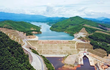 Với dung tích chứa 775 triệu m3, hồ Ngàn Trươi đóng vai trò quan trọng trong việc giảm lũ các huyện vùng hạ du.
