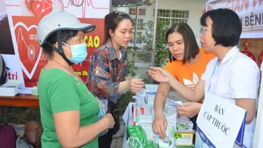 Người dân được cấp thuốc miễn phí tại "Phiên chợ 0 đồng" do phường 11, thành phố Vũng Tàu tổ chức. (Ảnh: CN)