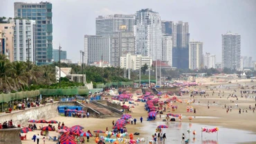 Lượng khách du lịch năm nay tập trung tại Bãi Trước do dự án chỉnh trang trục đường Thùy Vân (Bãi Sau) đang trong giai đoạn thi công.