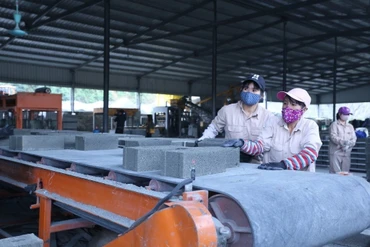 Một dây chuyền sản xuất gạch không nung. Ảnh: QUỲNH NGA 