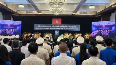 Nhiều đoàn, người dân đến viếng Nguyên Chủ tịch nước Trần Đức Lương tại Hội trường Thống Nhất, Thành phố Hồ Chí Minh (Ảnh: THÊ ANH).