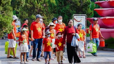Du khách mặc trang phục cờ đỏ sao vàng có cơ hội được miễn phí vé vào cổng Suối Tiên trong ngày 30/4. (Ảnh: ST)