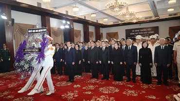 Đoàn Thành ủy, Hội đồng nhân dân, Ủy ban nhân dân, Ủy ban Mặt trận Tổ quốc Việt Nam Thành phố Hồ Chí Minh viếng Nguyên Chủ tịch nước Trần Đức Lương (Ảnh Thế Anh).