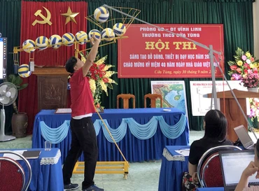 Giáo viên Trường THCS Cửa Tùng, huyện Vĩnh Linh, tỉnh Quảng Trị trình bày, giới thiệu sản phẩm tại Hội thi Sáng tạo đồ dùng, thiết bị dạy học. (Ảnh NGUYỄN THU)