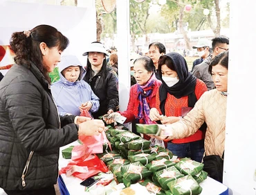 Du khách xếp hàng mua các đặc sản của Hà Nội.