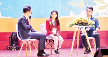 Nguyễn Thị Hồng (giữa) giao lưu cùng các bạn trẻ.